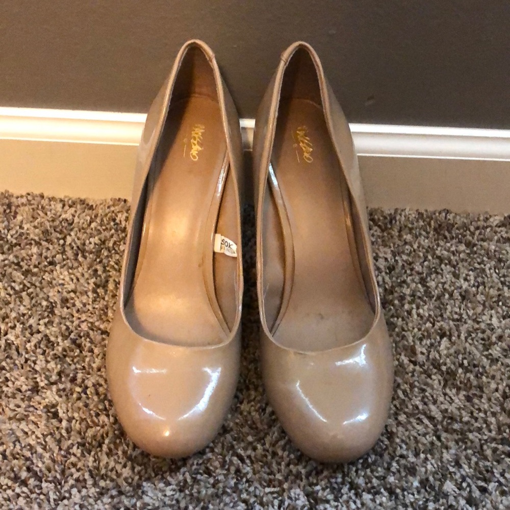 Nude pumps
